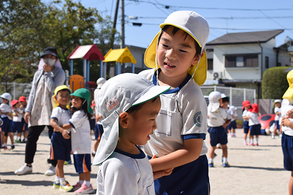 進んで年少児をサポートします